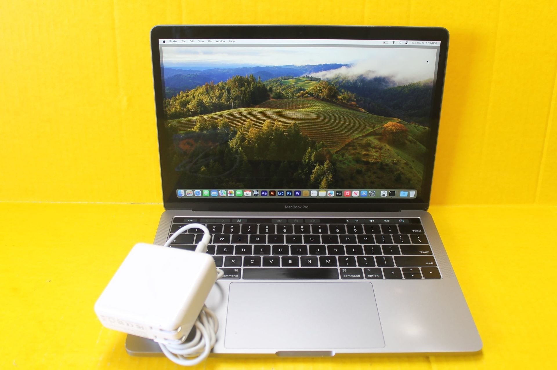 MacBook Pro 2019 13" i5 2.4GHz 8GB Ram 256GB Flash storage B50