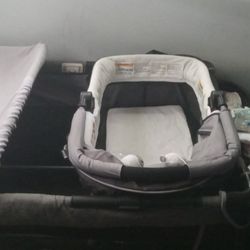 Play Pen With Changing Table And Bassinet 
