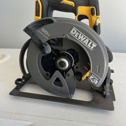Dewalt FLEXVOLT 60V MAX Brushless 7-1/4" Cordless Circular Saw with Brake DCS578 Left Handed.  Tool Only. 