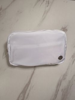 lululemon Everywhere Belt Bag 1L White – NWT – Adjustable Waist Crossbody Bag
