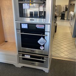 Viking Wall Oven and Refrigerator Display