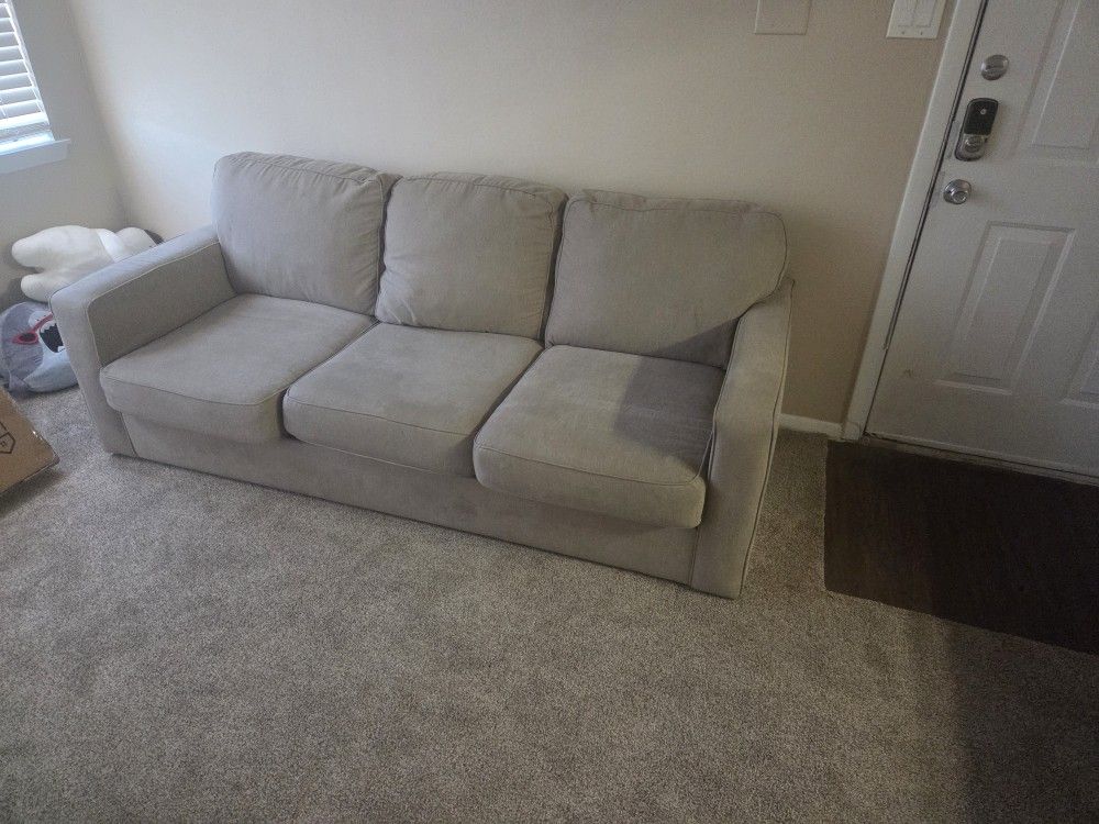 Queen Sized Pull Out Couch
