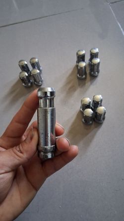 Tire nut bolts with key