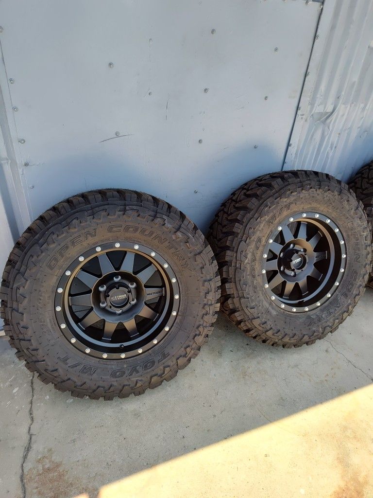 17x8.5+0 New Method Wheels And Toyo MT Tires 6x139.7 17"