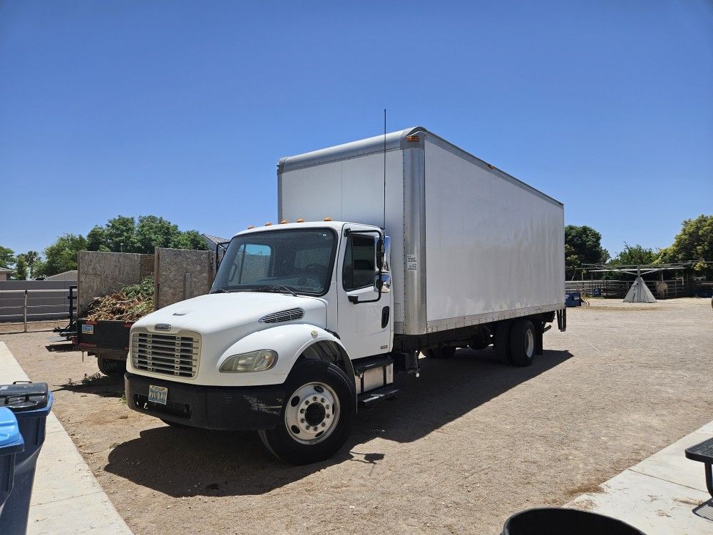 2004 23' FREIGHTLINER BOX TRUCK