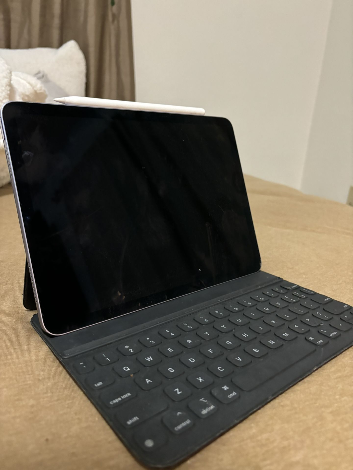 IPAD 5th Gen + Keyboard And Pencil