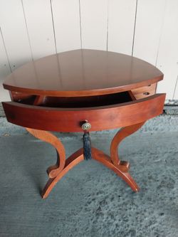 Accent table bombay la petite triangular