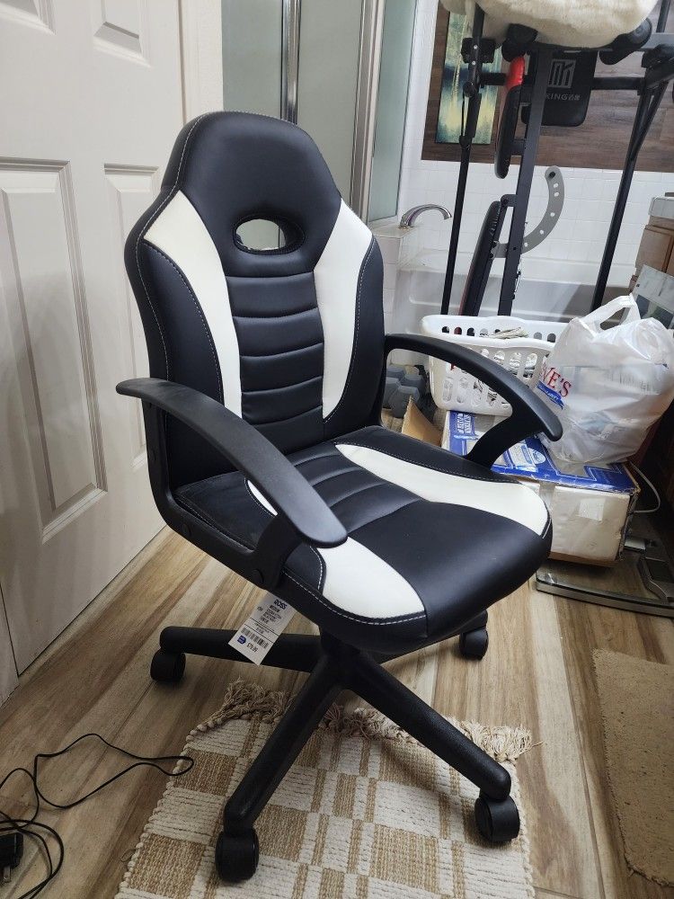 Brand NEW chair. Never Used