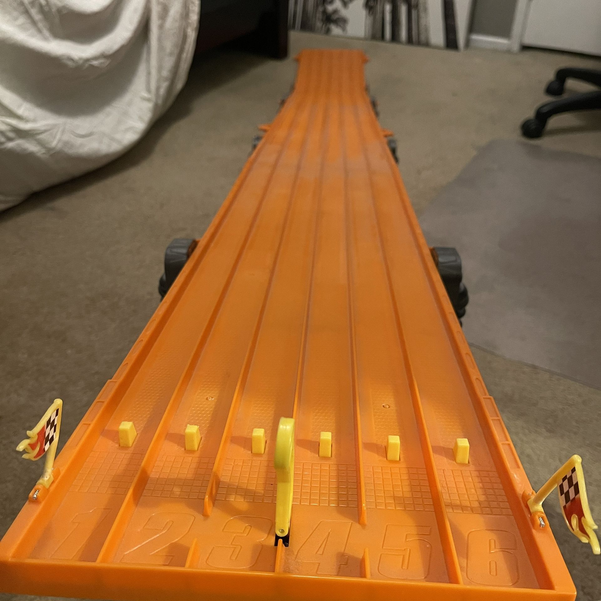 Hot Wheels Super 6 Lane Raceway