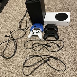 Xbox Series X + Xbox Series S + 4 Controllers