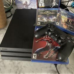 PS4 Pro 1 TB + 5 Games