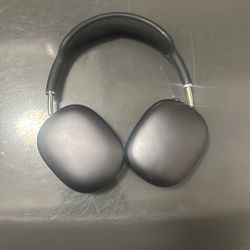 Silver AirPod Max With Magnetic Case