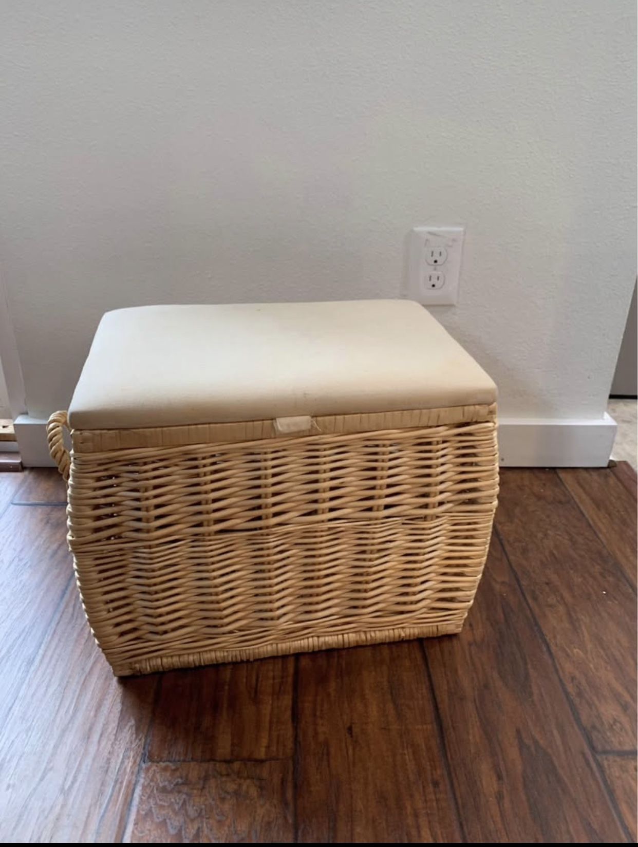Wicker Storage Ottoman with Cushion Top – 18” x 18”