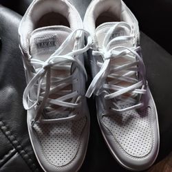 Lakai tennis shoes