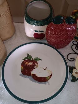 Cookie jar and 3 plates