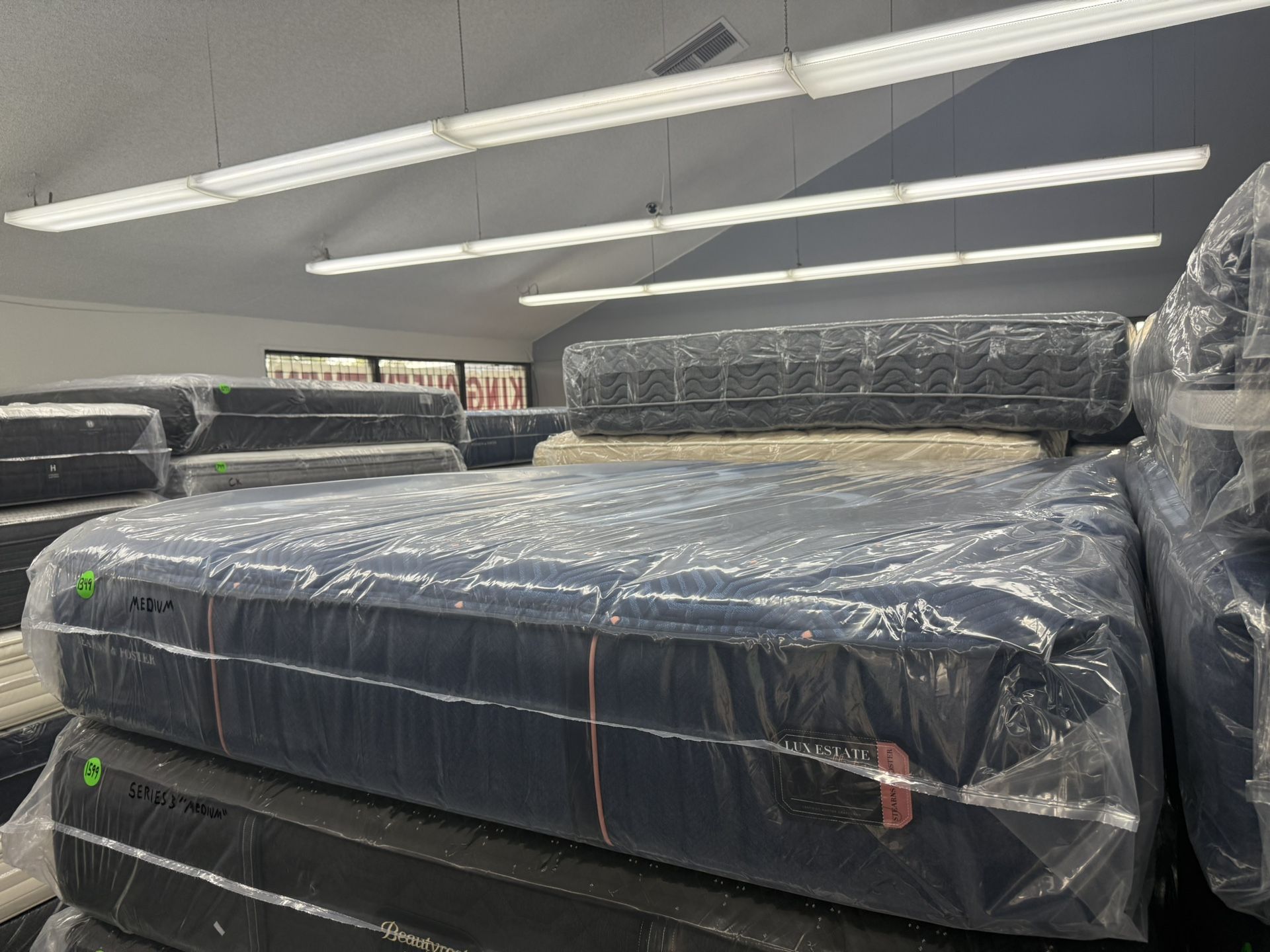 KING SIZE STEARNS & FOSTER LUX ESTATE (MEDIUM) MATTRESS & BOX SPRINGS BED SET