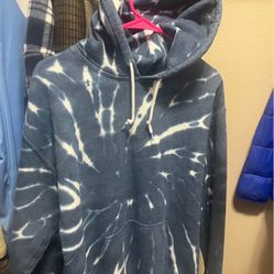 Great Deal Perf Condition Women’s Size Medium Pull Over Sweatshirt