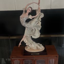 Ballerina statue, Leonardo