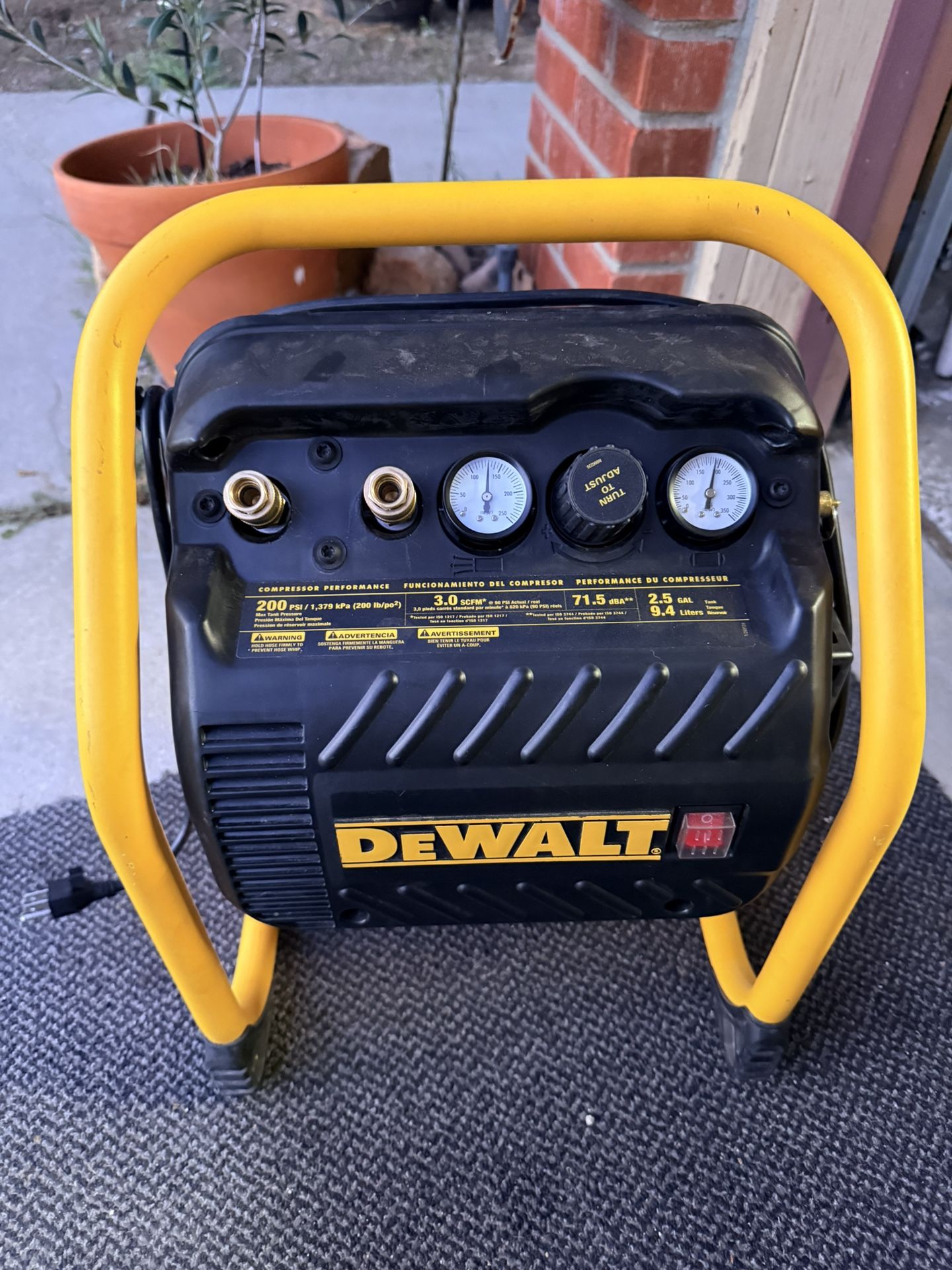 Dewalt 2.5 Gallon Compressor Almost New