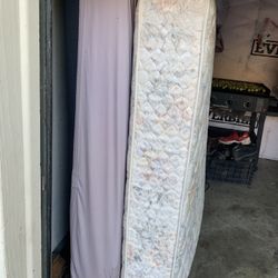 Queen Size Bed Frame And Matresses 