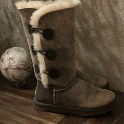 UGG Bailey Button Triplet II Boots Size 5
