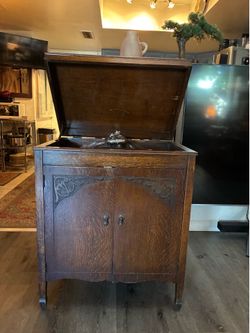 Apollo grand gramophone and discs