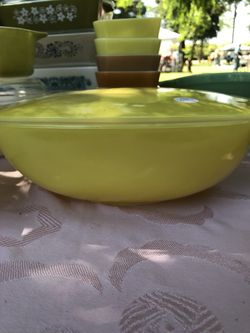 Vintage Pyrex Yellow with lid 525b 2.5 Qt