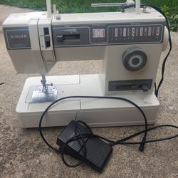 Singer Sewing Machine 