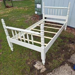 Vintage White Jenny Lind Twin Spindle Bed. Excellent Cond.