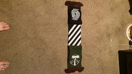 Game scarf.  Half Timbers half Blazers scarf. Almost new. Used two times.