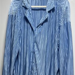 Size L Light Blue Silky Button-up Shirt