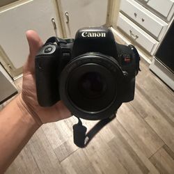 Canon EOS Rebel T7i 