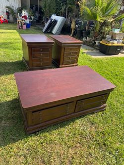 . 2 side tables and coffee Tables