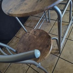 Mesa De 3 Piezas Madera Y Metal Le Falta 2 Tornillos Auna Colla Y Ala Otra Tres  Y Otro En La Pata De La Mesa 