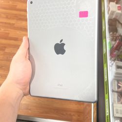 iPAD 6th Gen 32gb Silver WiFi Used 