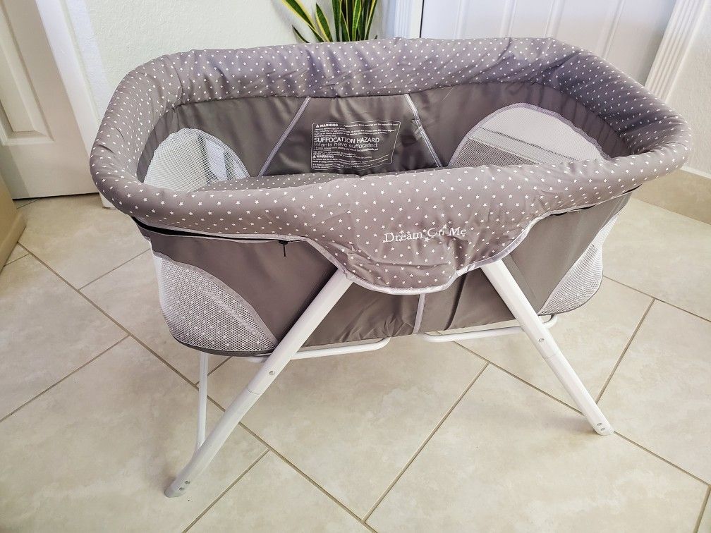Dream On Me Portable Traveler Bassinet