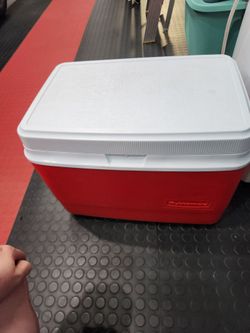 Rubbermaid 48 Quart Hard Sided Cooler, Red