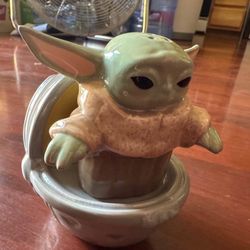 Salt And Pepper Shaker - Grogu And Crib 