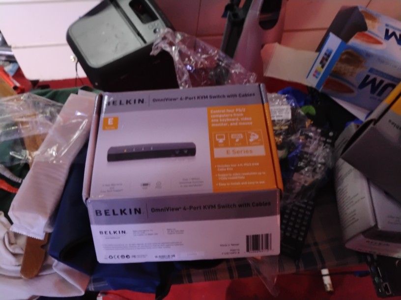 Belkin OmniView E Series 4 Port KVM Switch - KVM Switch - 4 x KVM Port(s) - 1 Local User - Desktop