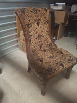 8 chairs come with dinner table