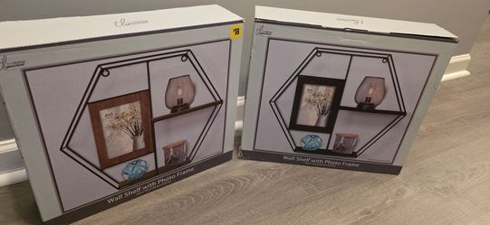 Wall shelf with photo frame