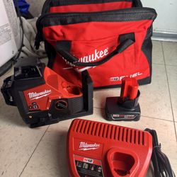 Milwaukee M12 12-Volt Lithium-Ion Cordless Green 250 ft. 3-Plane Laser Level Kit with One 4.0 Ah Battery, Charger 