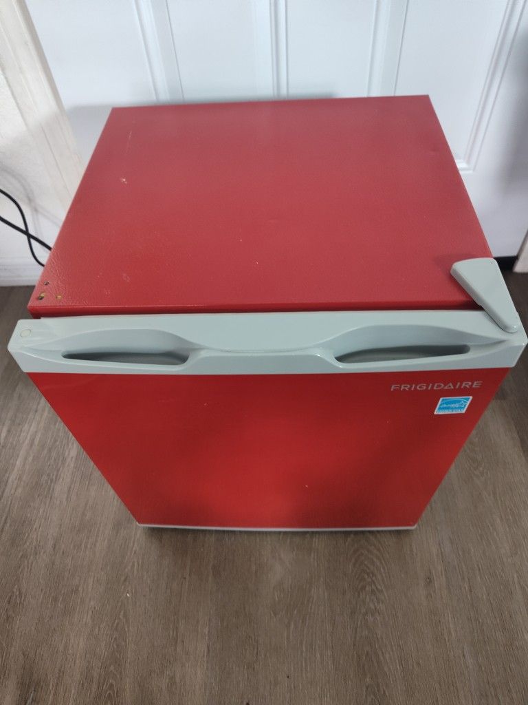 1.6 Cubic Mini Frigidaire 