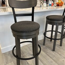 Caitbrook Bar Height Swivel Bar Stool