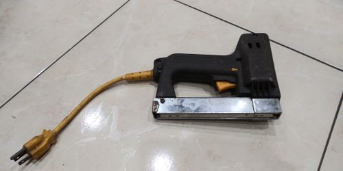 Staples. Gun