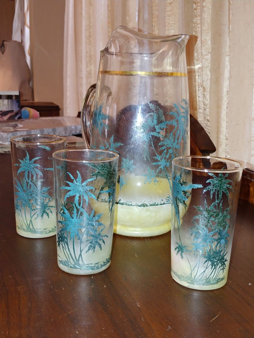 Hollywood style, glass pitcher, with 3 glasses