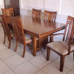 Beautifull Solid Oak Dinning Room Table