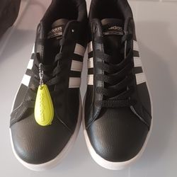 BRAND NEW ADDIDAS SHOES  FOR WOMEN & SIZE 9 ......😁😊😍