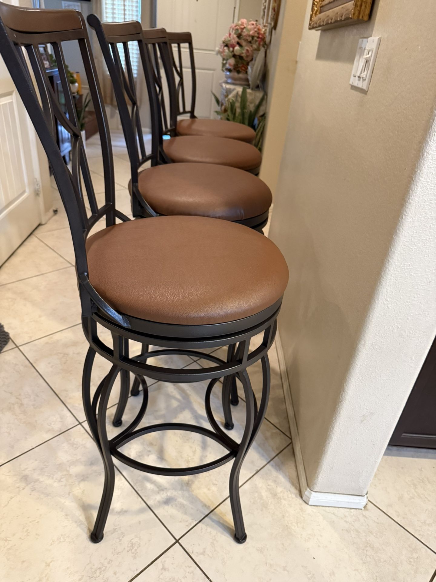 set of 4 new bar stools