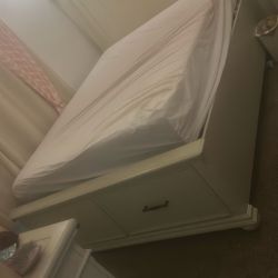 queen sized bedframe+queen matress+queen matress protector